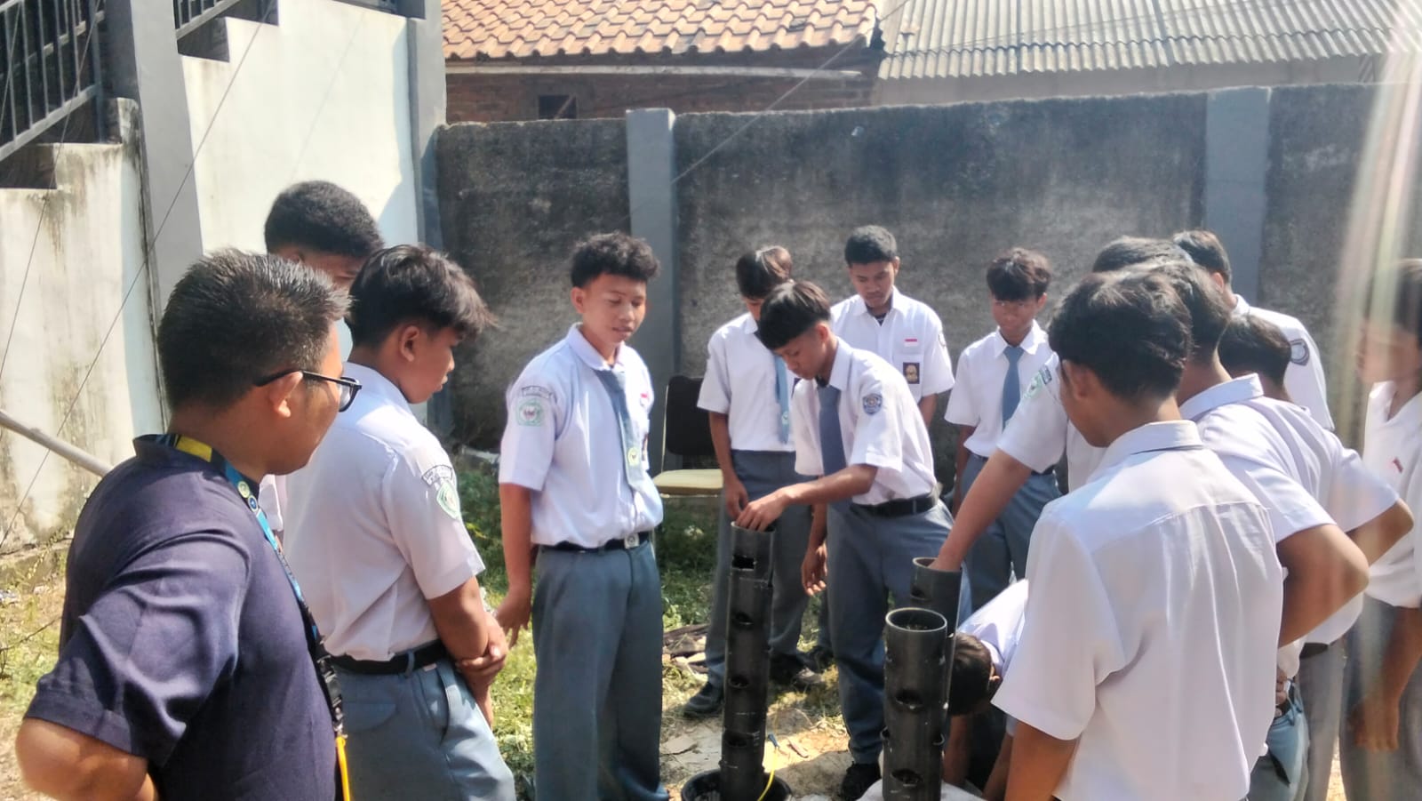 KEGIATAN KOKURIKULER TANAMAN VERTICAL FARMING SMK AL INAYAH KUTAMUKTI
